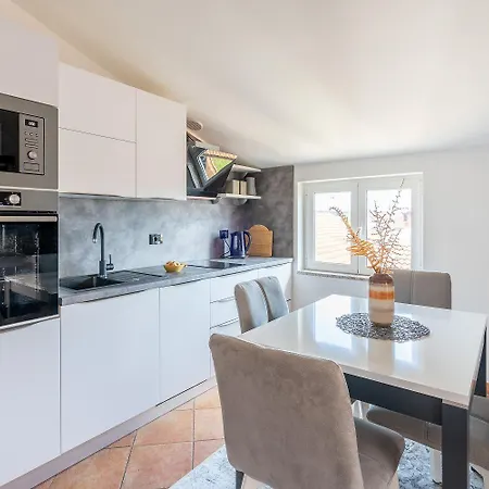 Apartment Exquisites Studio-apartment Bei Mit Privatem Balkon, Waschmaschine, Wifi Rovinj