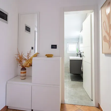 Exquisites Studio-apartment Bei Mit Privatem Balkon, Waschmaschine, Wifi