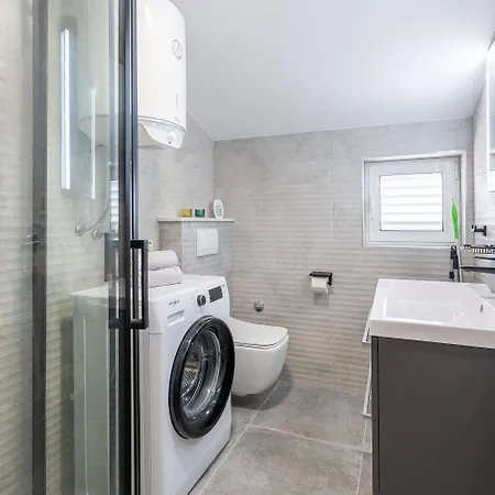 Exquisites Studio-apartment Bei Mit Privatem Balkon, Waschmaschine, Wifi *
