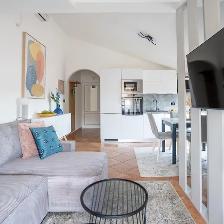 Apartment Exquisites Studio-apartment Bei Mit Privatem Balkon, Waschmaschine, Wifi Rovinj